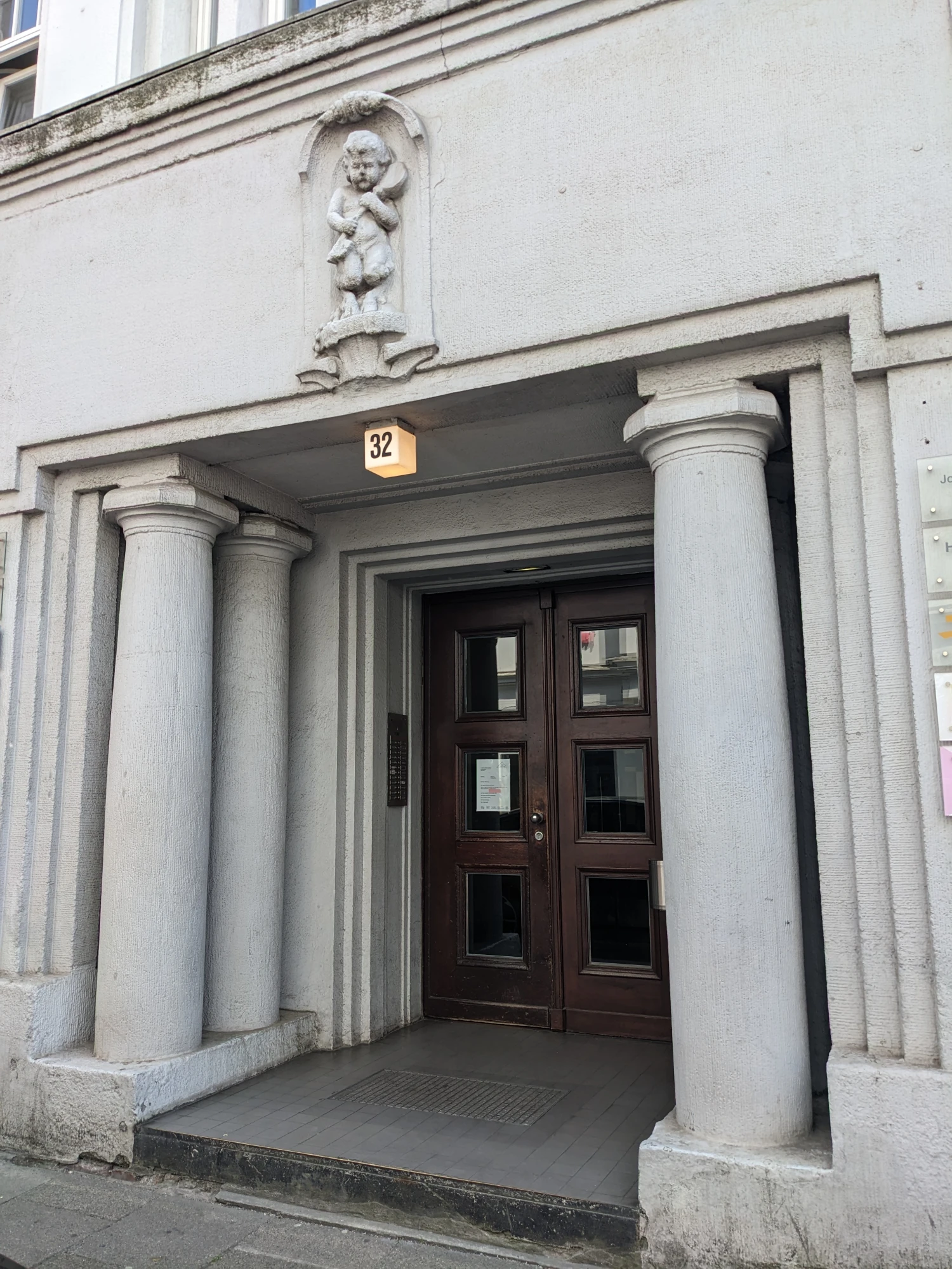 Die Eingangst&uuml;r zum Geb&auml;ude in der Rembertistra&szlig;e, in dem die BeBeE ihren Sitz hat.